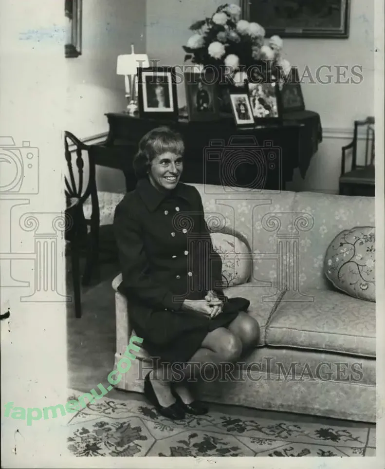 mrslindsay nude photo #0002 (mrslindsay)