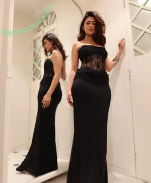 Mrunal Thakur / mrunalthakur nude photo #0075