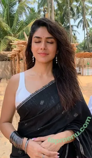 Mrunal Thakur / mrunalthakur nude photo #0114