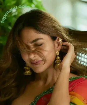 Mrunal Thakur / mrunalthakur nude photo #0151