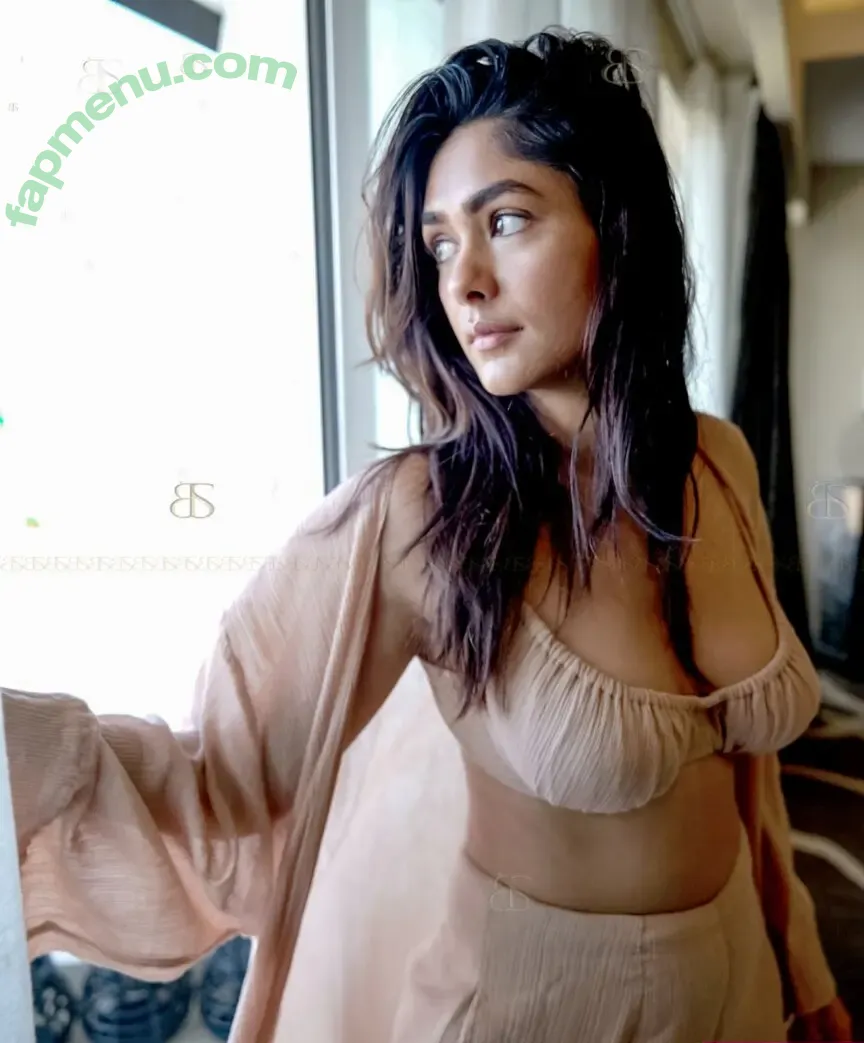 Mrunal Thakur nude photo #0004 (mrunalthakur)