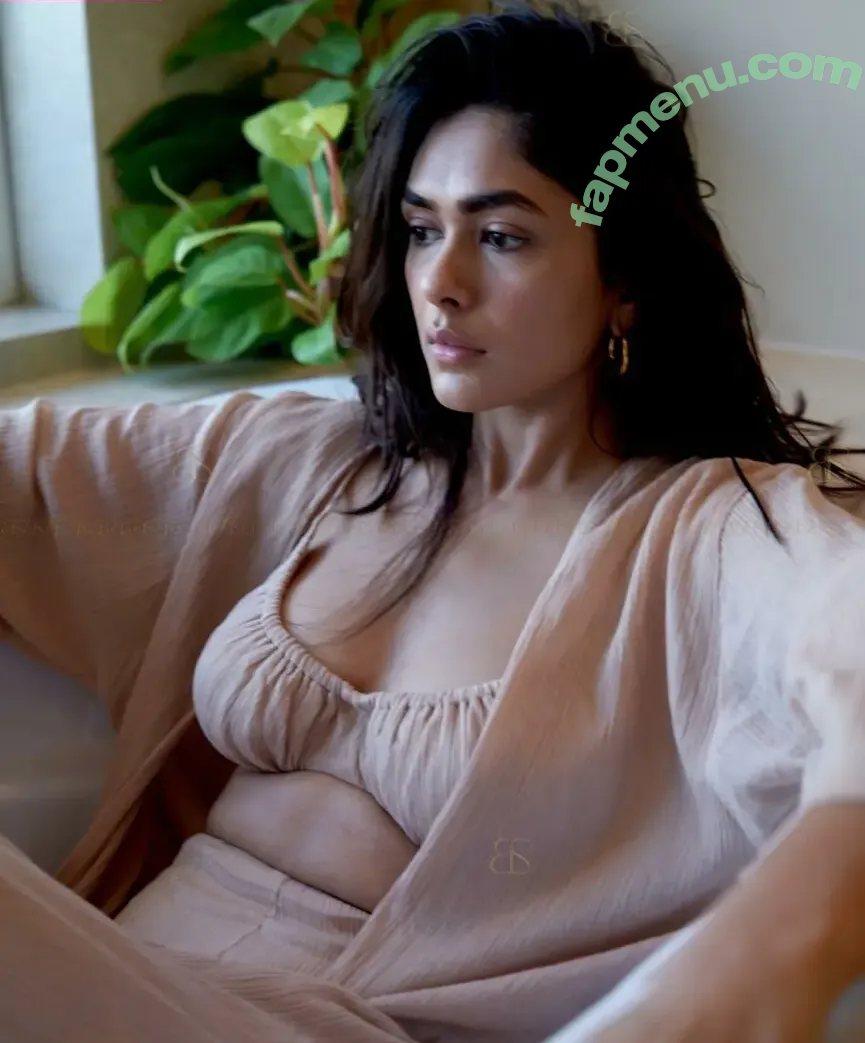 Mrunal Thakur nude photo #0006 (mrunalthakur)