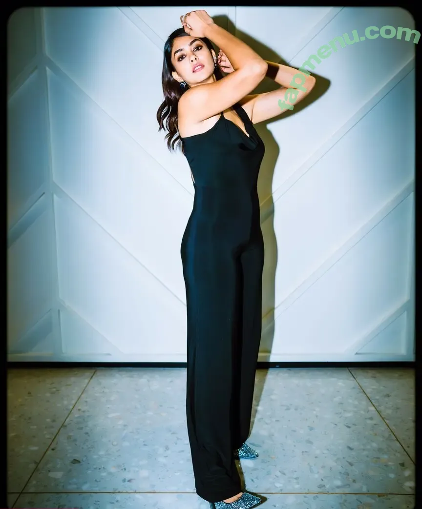 Mrunal Thakur nude photo #0163 (mrunal0801 / mrunalthakur)