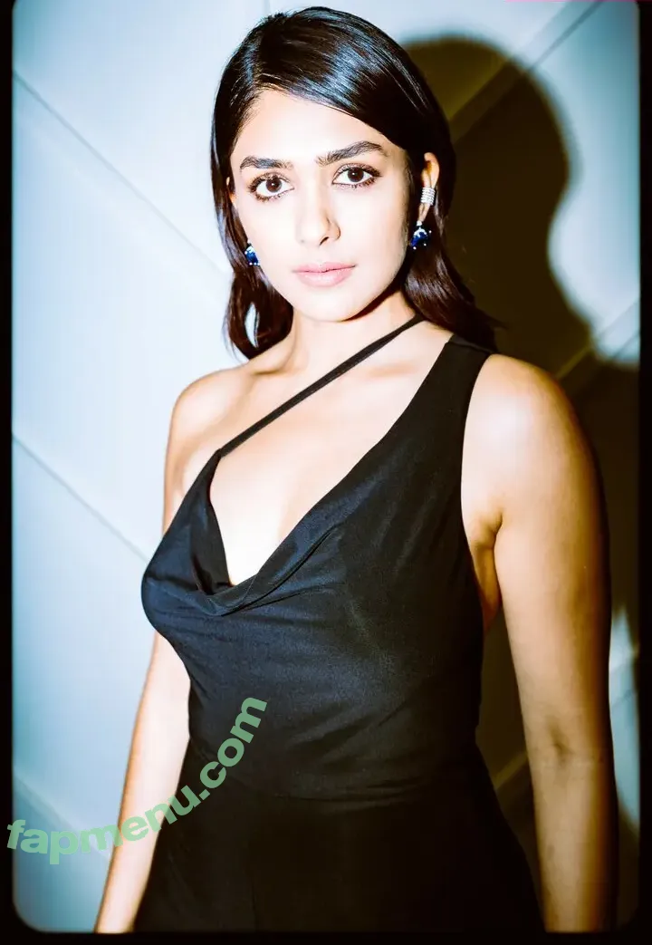 Mrunal Thakur nude photo #0168 (mrunal0801 / mrunalthakur)