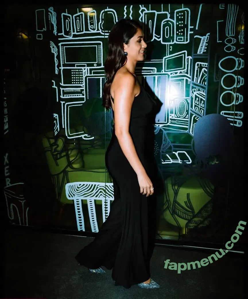 Mrunal Thakur nude photo #0174 (mrunal0801 / mrunalthakur)