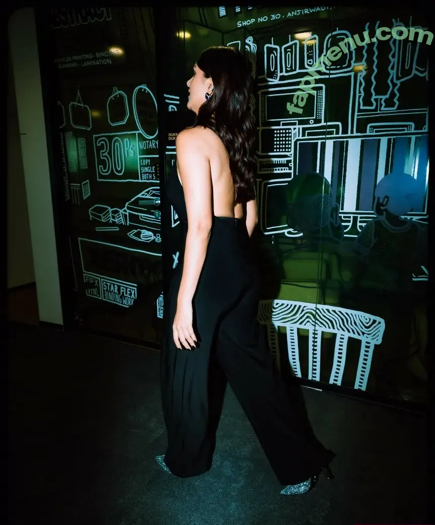 Mrunal Thakur nude photo #0175 (mrunal0801 / mrunalthakur)