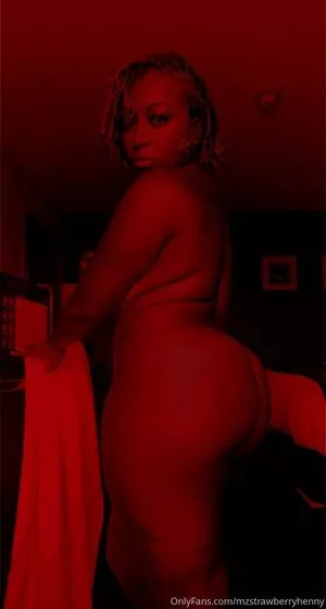 mzstrawberryhenny / mz.strawberryhennessy nude photo #0056