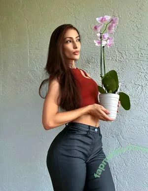 nadiastrikesagain / biggnadzz nude photo #0151