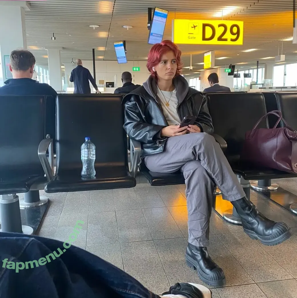 Naomi Scott nude photo #0308 (naomigscott)