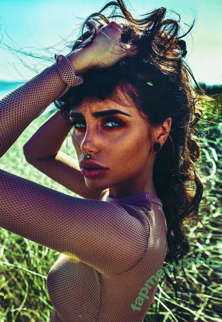 Naomi Woods nude photo #0387 (Lissapolooza / naomiwoods.official)