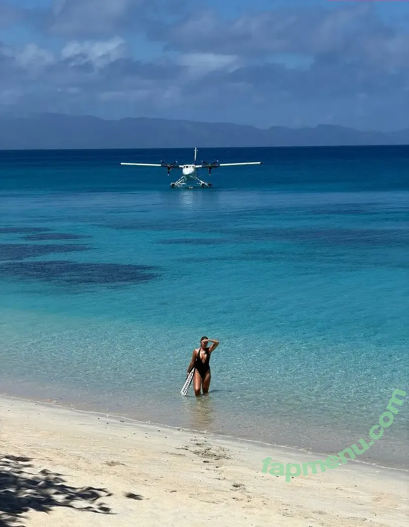 Natasha Oakley nude photo #1001 (tashoakley)