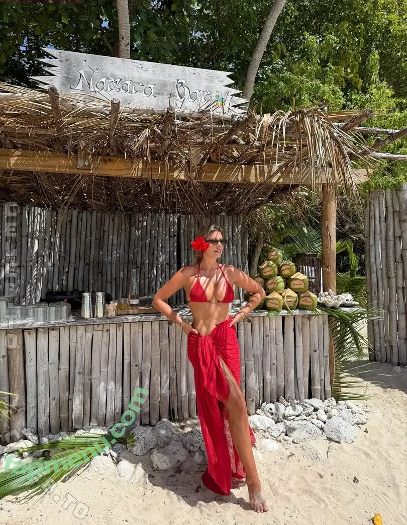 Natasha Oakley nude photo #1025 (NatashaOakleyFan / Tashoakley)