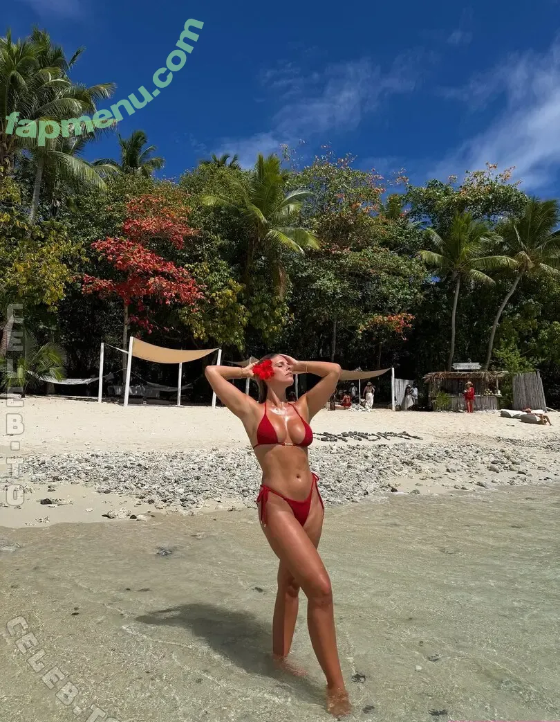 Natasha Oakley nude photo #1047 (NatashaOakleyFan / Tashoakley)