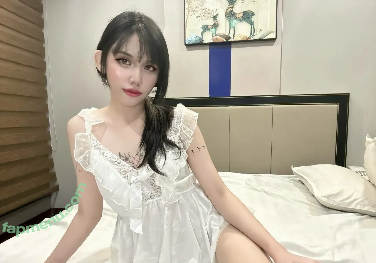 Neekosaur nude photo #0038 (Nicole Lavin Dioneda / neekosaur_)