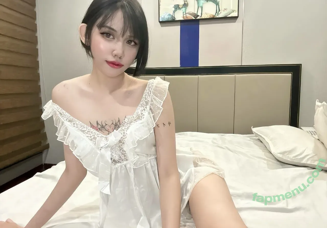 Neekosaur nude photo #0040 (Nicole Lavin Dioneda / neekosaur_)