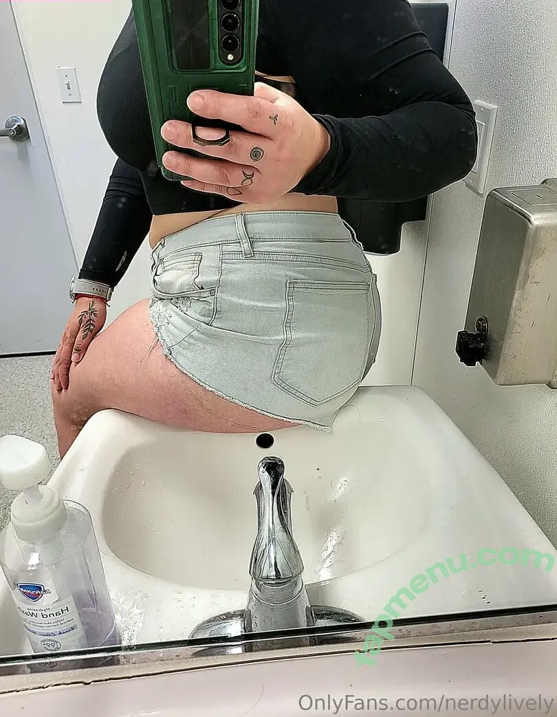 nerdylively nude photo #0004 (nerdylivelyart)