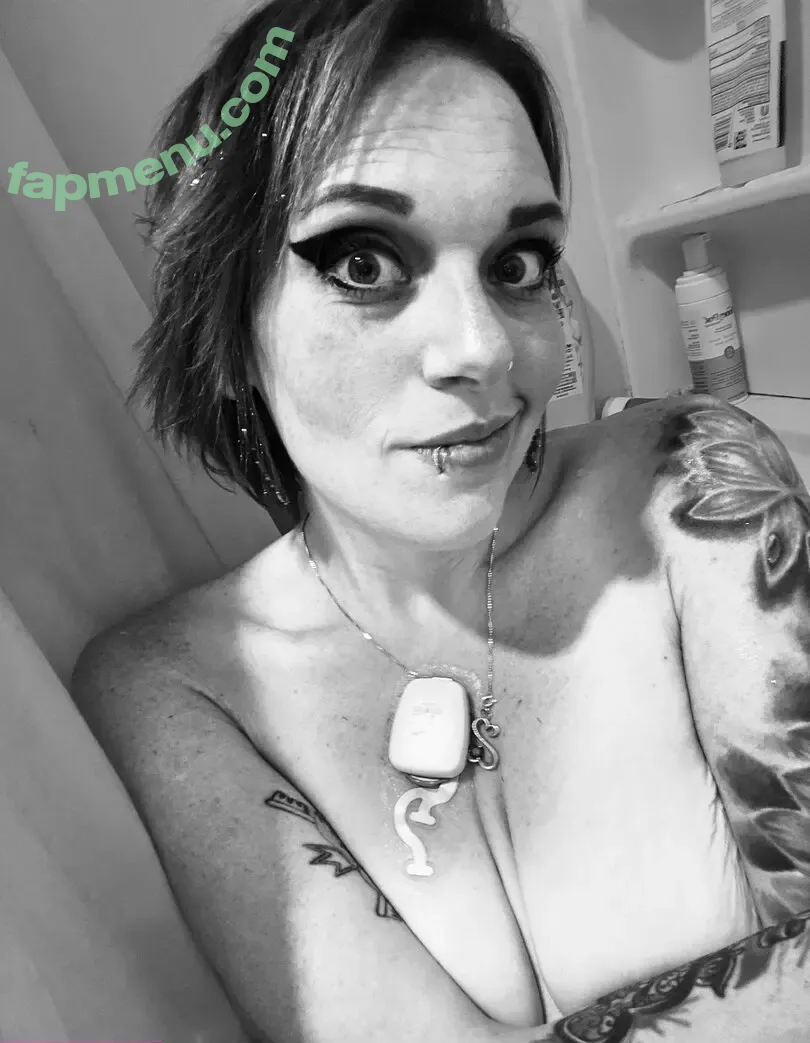 nerdyrockerchick nude photo #0012 (nerdyrockerchick)