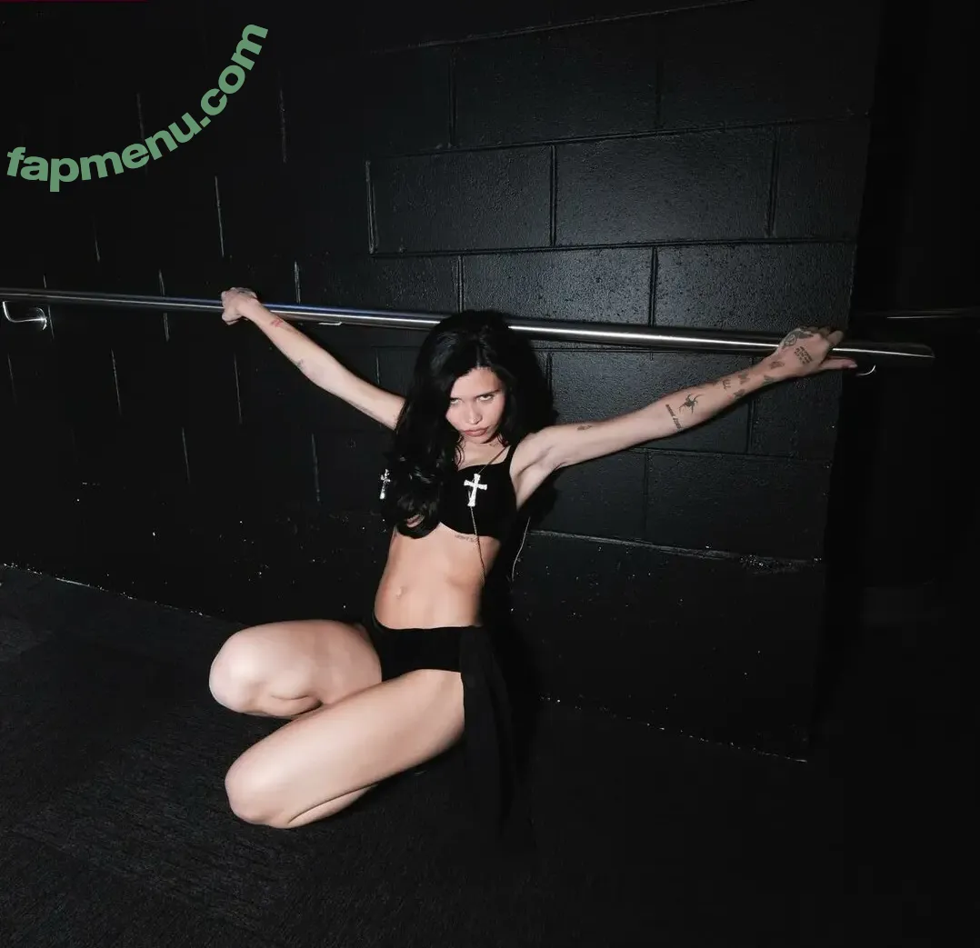 Nessa Barrett nude photo #0455 (moonologues / nessabarrett)