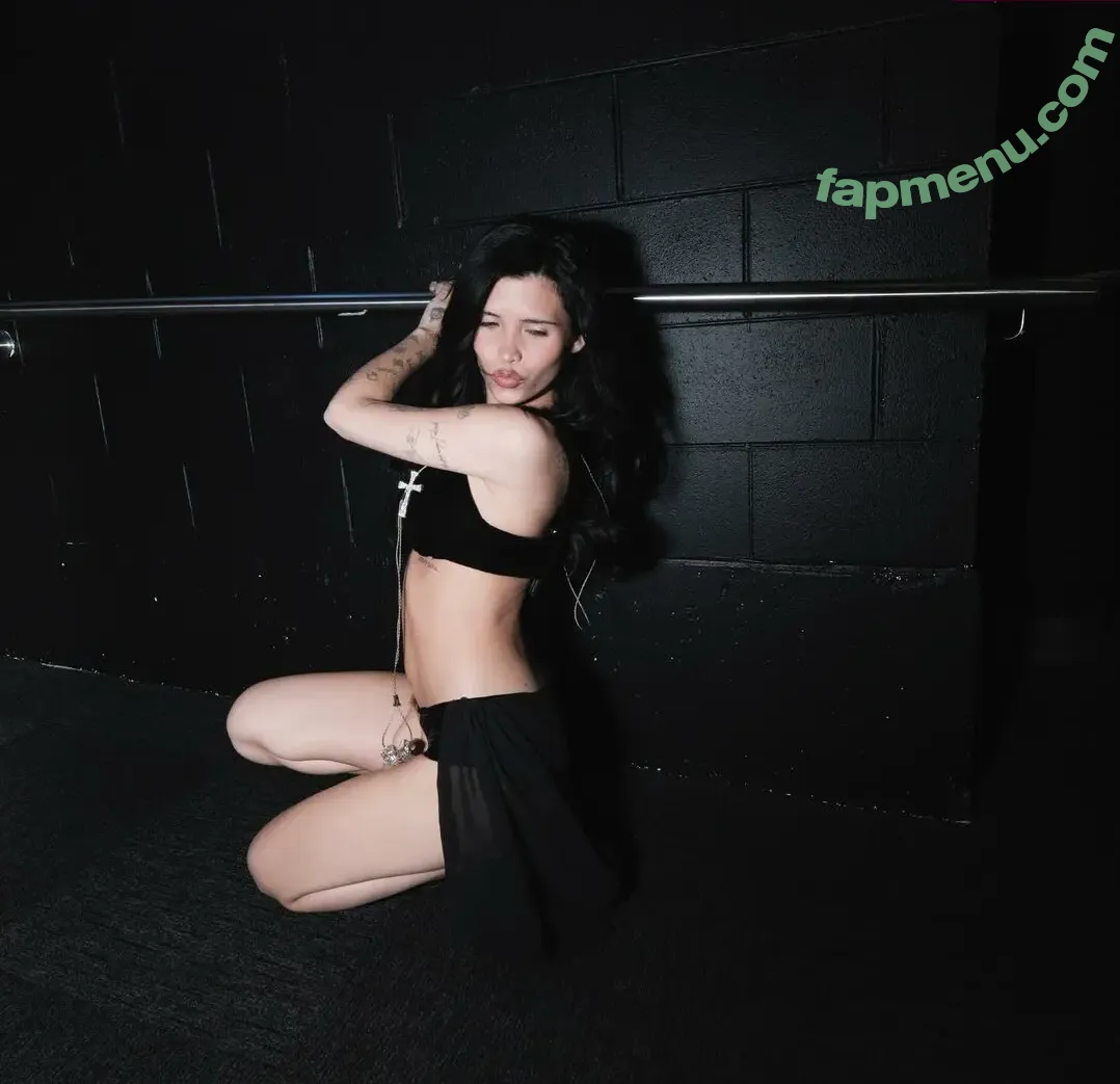 Nessa Barrett nude photo #0456 (moonologues / nessabarrett)