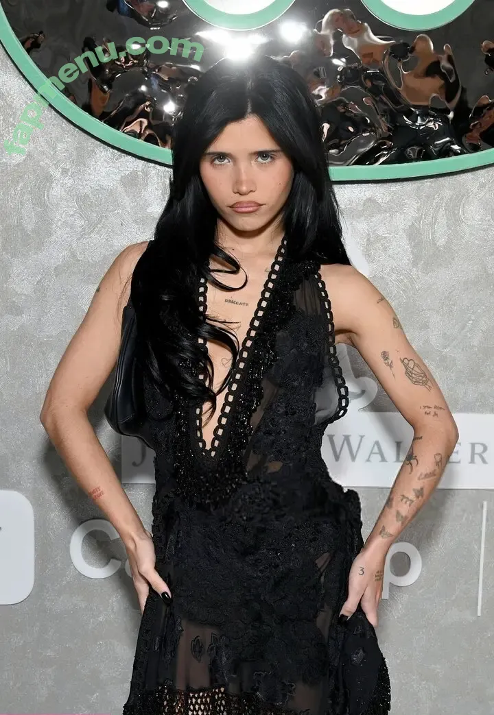 Nessa Barrett nude photo #0551 (moonologues / nessabarrett)