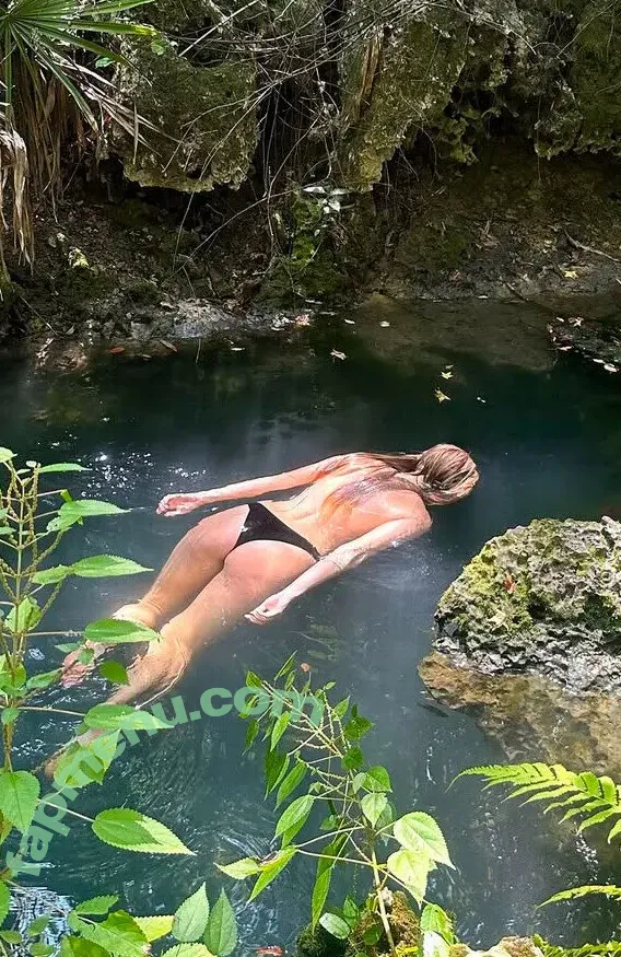 newtelie nude photo #0002 (natalieunderwater)