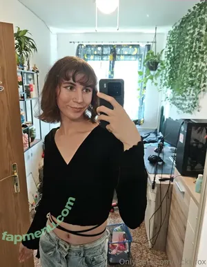 nicki_fox / officialnickifoxx nude photo #0108