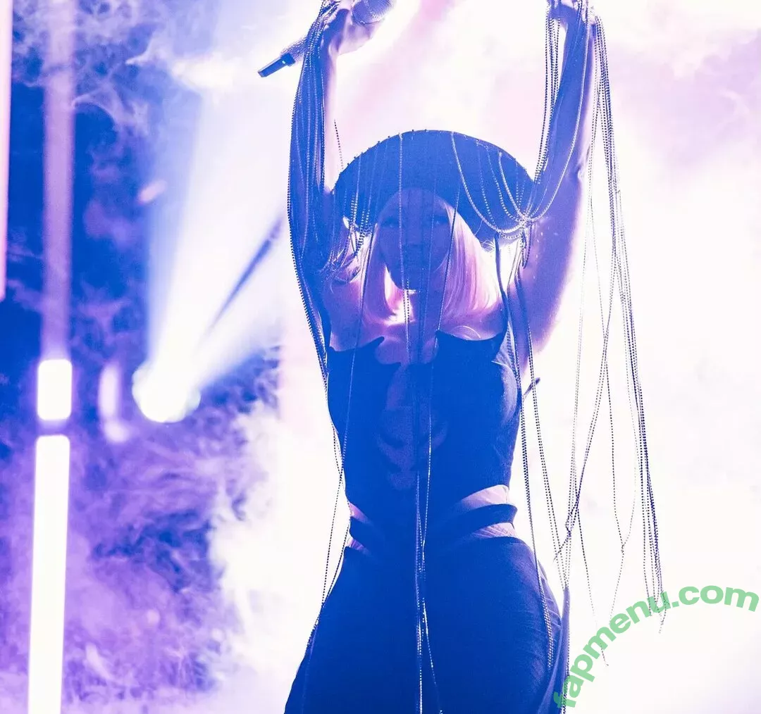 Nicki Minaj nude photo #0622 (nickiminaj)