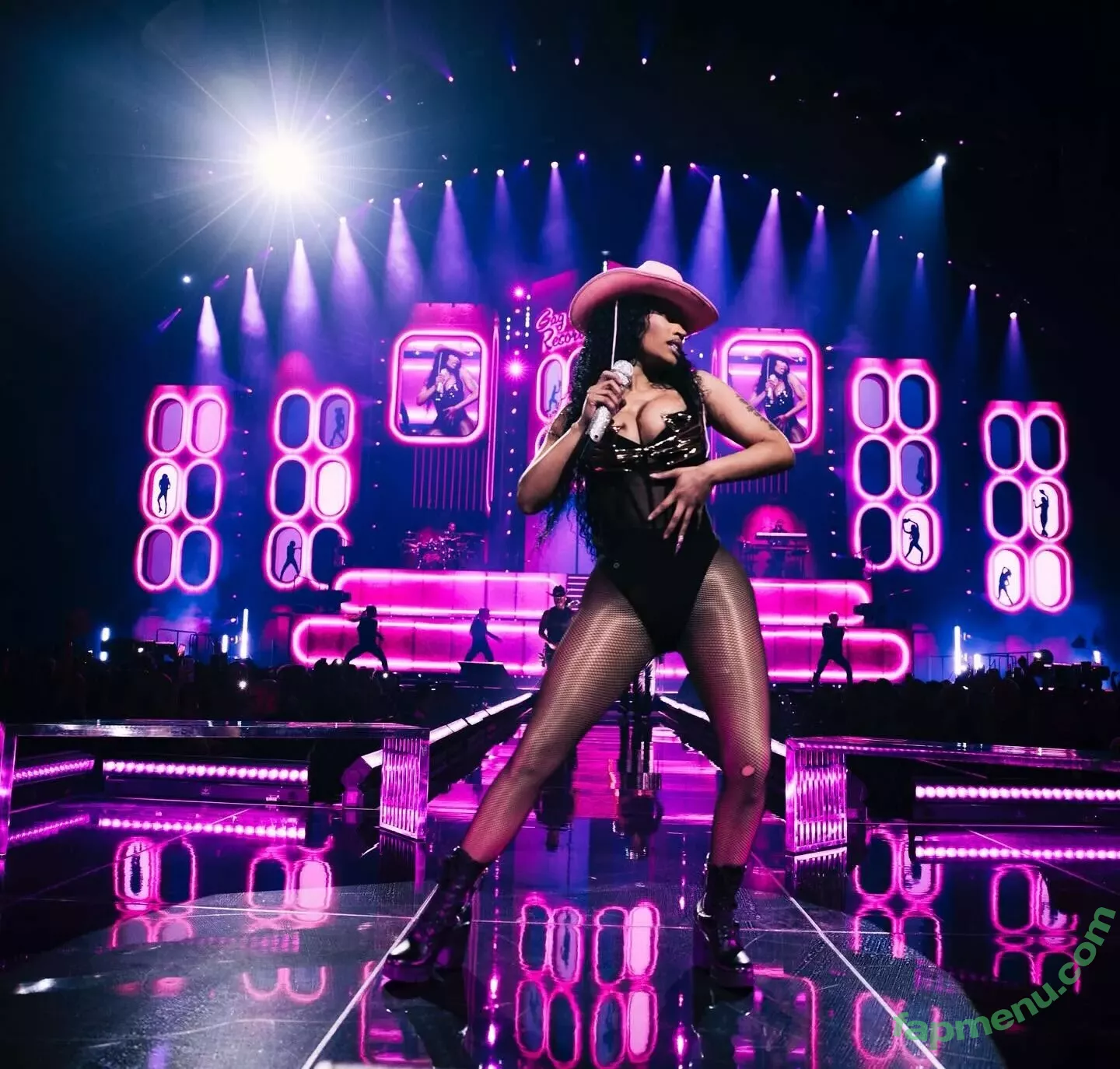 Nicki Minaj nude photo #0652 (nickiminaj)