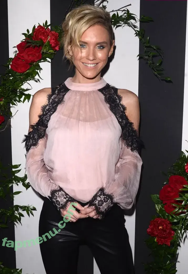 Nicky Whelan nude photo #0390 (nickywhelan)