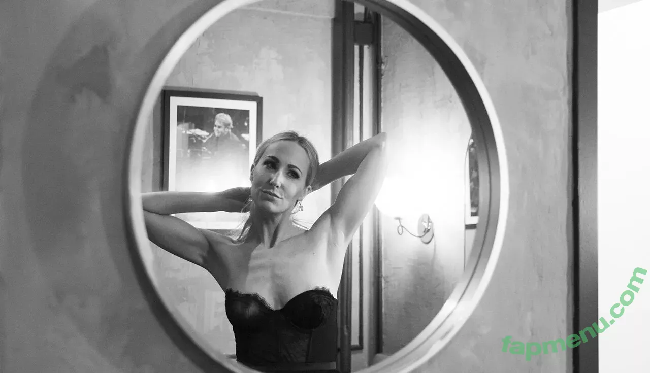 Nikki Glaser nude photo #0066 (nikkiglaser)