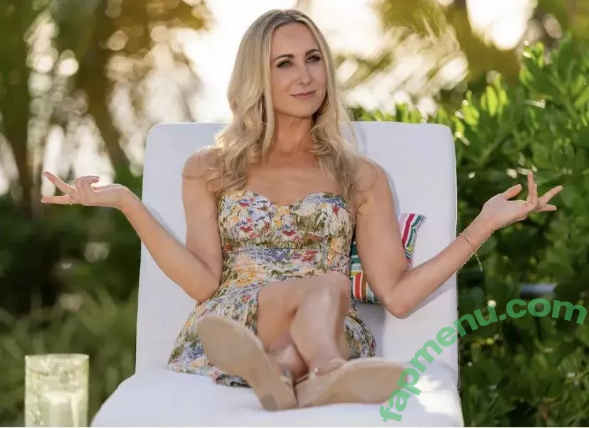 Nikki Glaser nude photo #0168 (nikkiglaser)