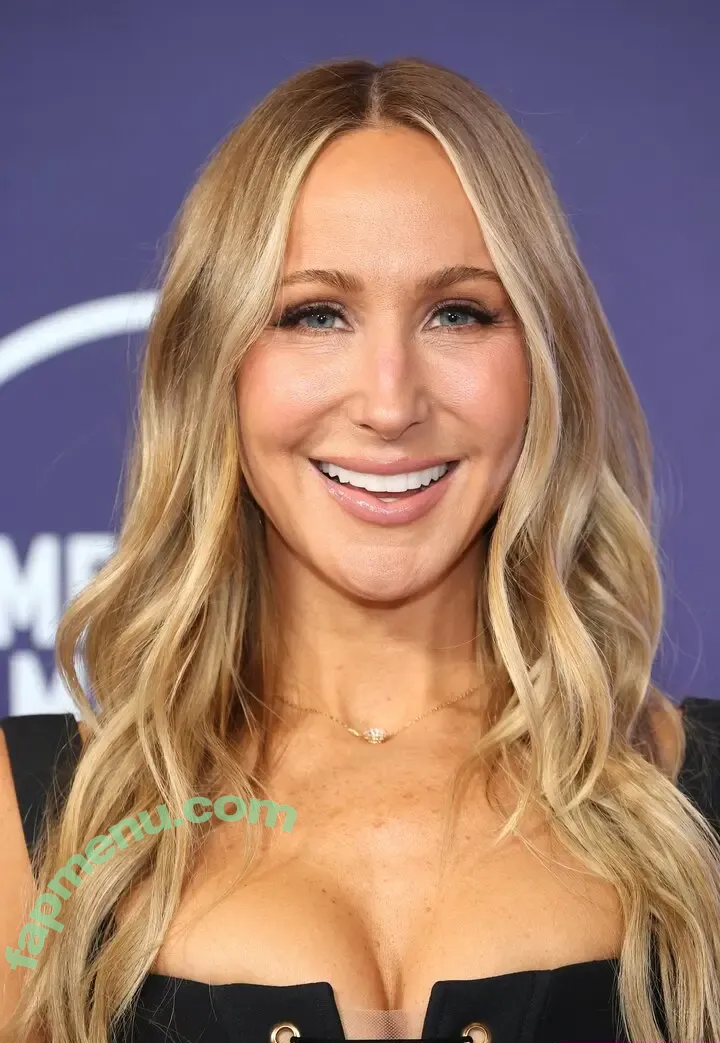 Nikki Glaser nude photo #0427 (nikkiglaser)