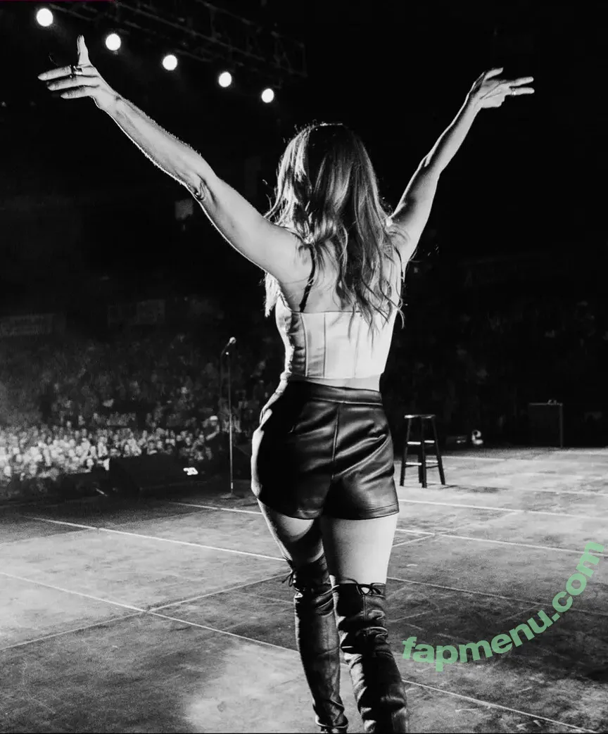 Nikki Glaser nude photo #0486 (nikkiglaser)