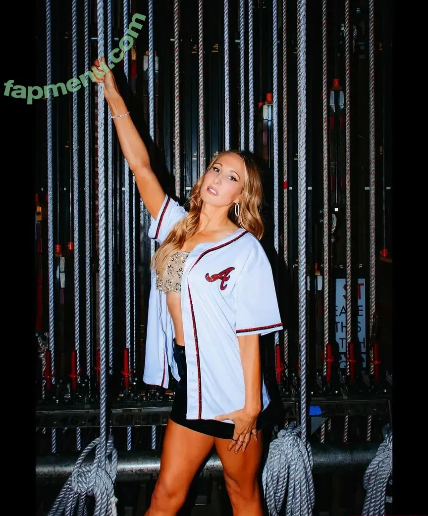 Nikki Glaser nude photo #0508 (nikkiglaser)