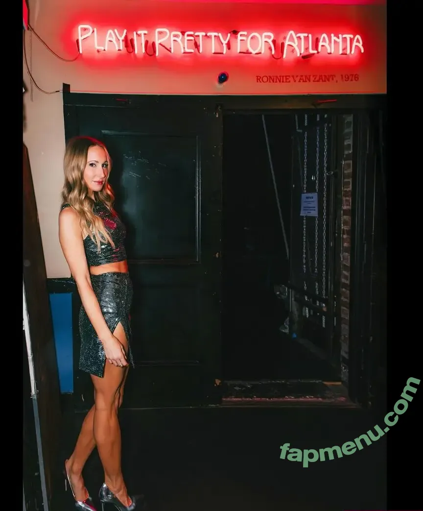 Nikki Glaser nude photo #0510 (nikkiglaser)