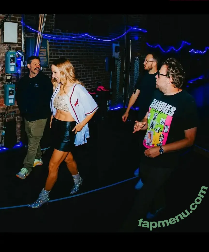 Nikki Glaser nude photo #0511 (nikkiglaser)