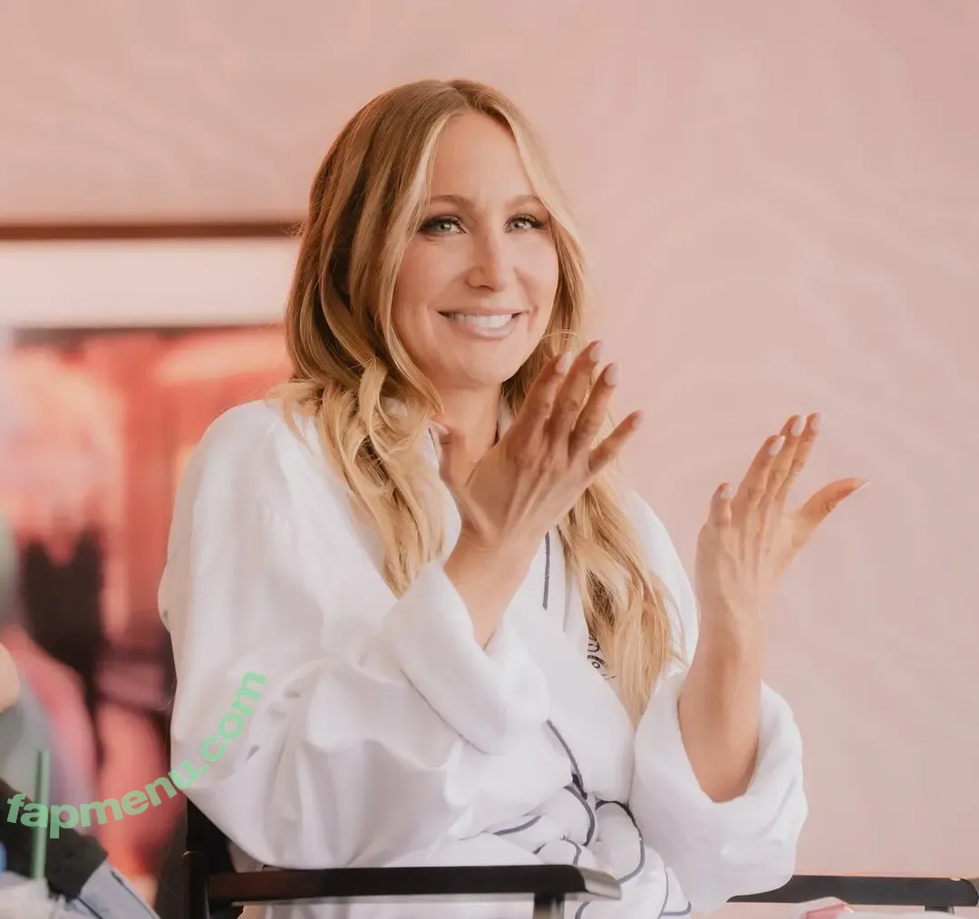 Nikki Glaser nude photo #0529 (nikkiglaser)