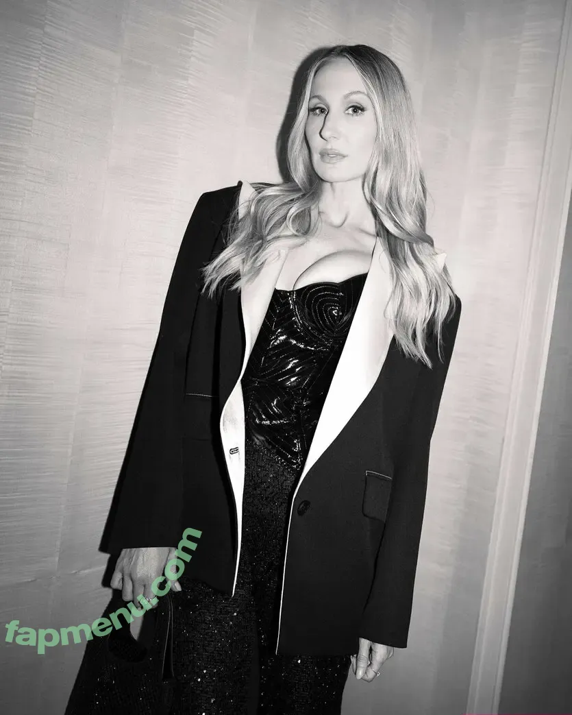 Nikki Glaser nude photo #0540 (nikkiglaser)