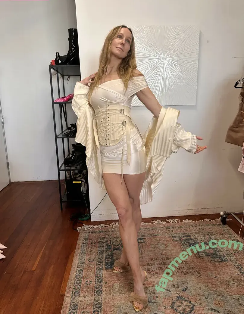 Nikki Glaser nude photo #0566 (nikkiglaser)