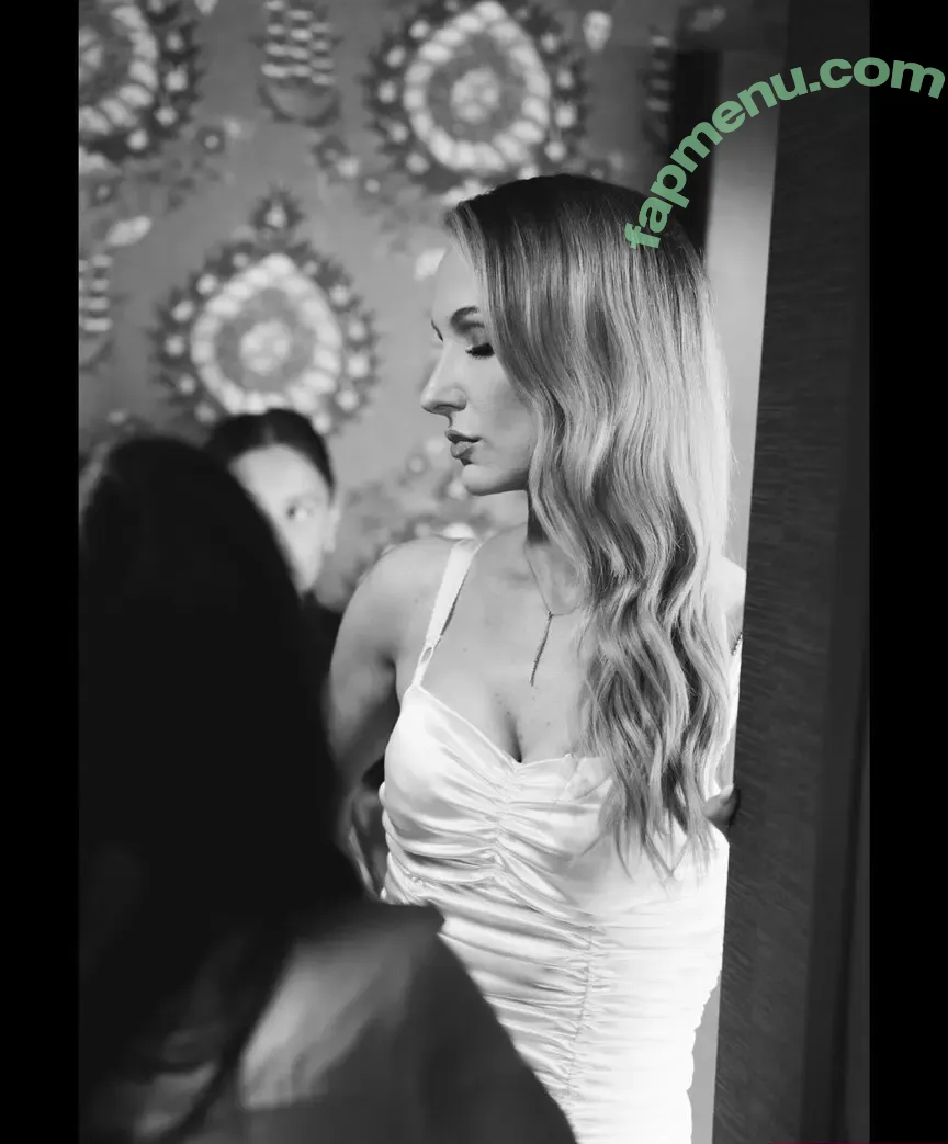 Nikki Glaser nude photo #0589 (nikkiglaser)