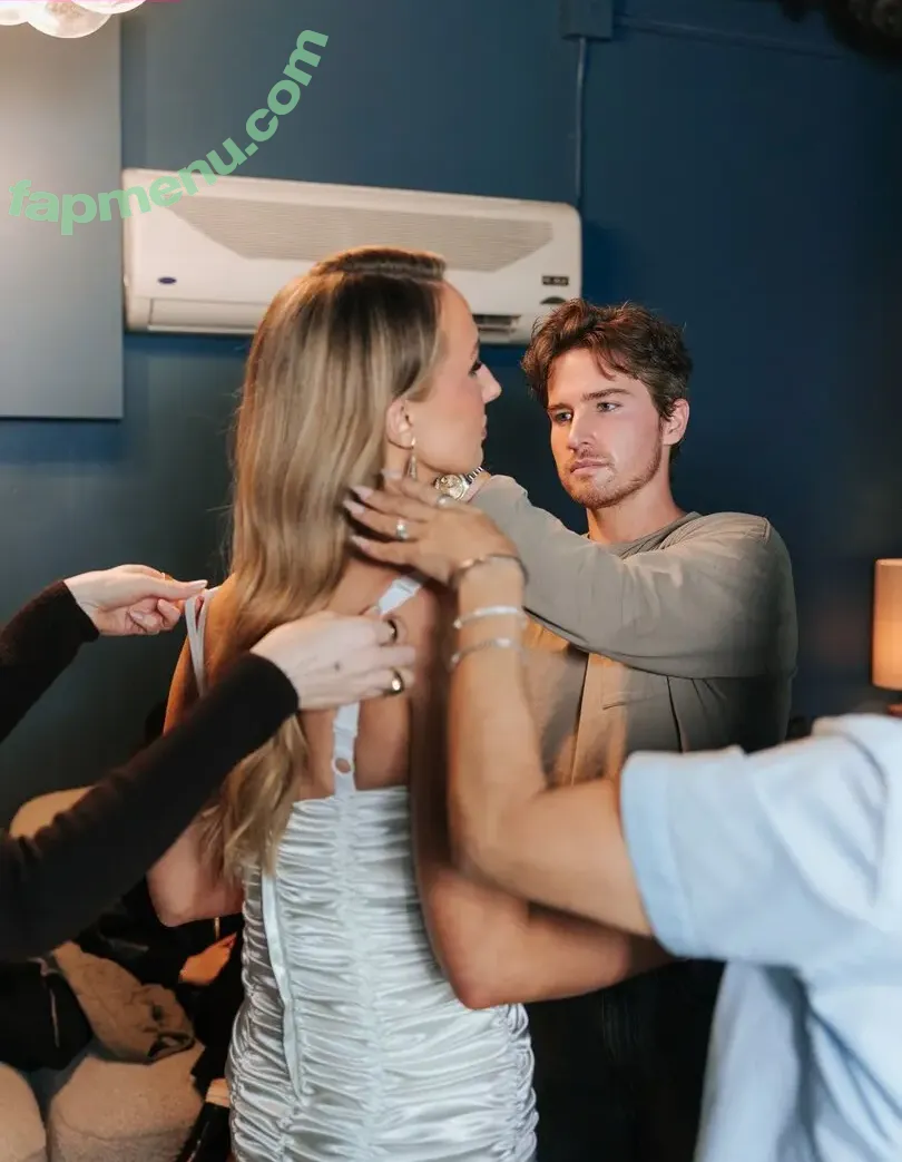 Nikki Glaser nude photo #0594 (nikkiglaser)