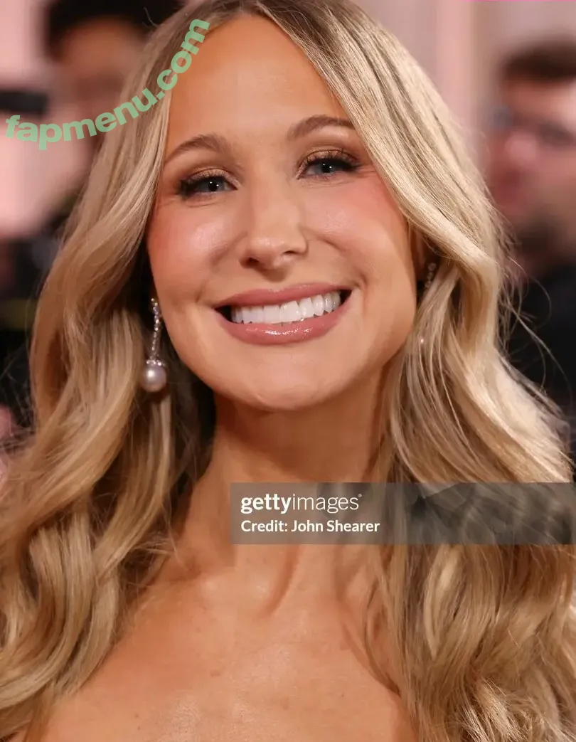 Nikki Glaser nude photo #0637 (nikkiglaser)