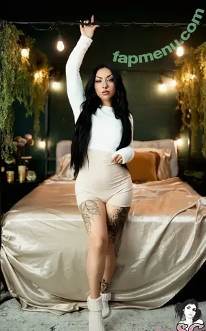 Nikkiihennaa nude photo #0001