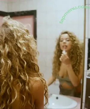 Nilufer Yanya / niluferyanyaaaaaa nude photo #0003
