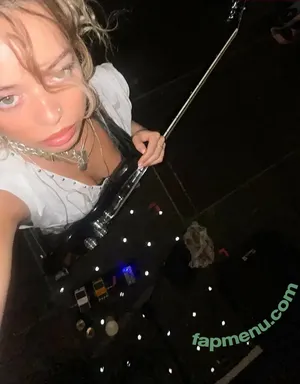 Nilufer Yanya / niluferyanyaaaaaa nude photo #0017