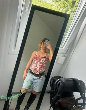 Nilufer Yanya / niluferyanyaaaaaa nude photo #0018