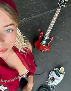 Nilufer Yanya / niluferyanyaaaaaa nude photo #0020