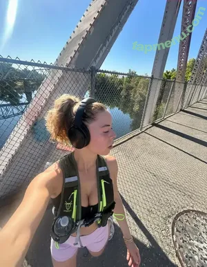 Nilufer Yanya / niluferyanyaaaaaa nude photo #0042