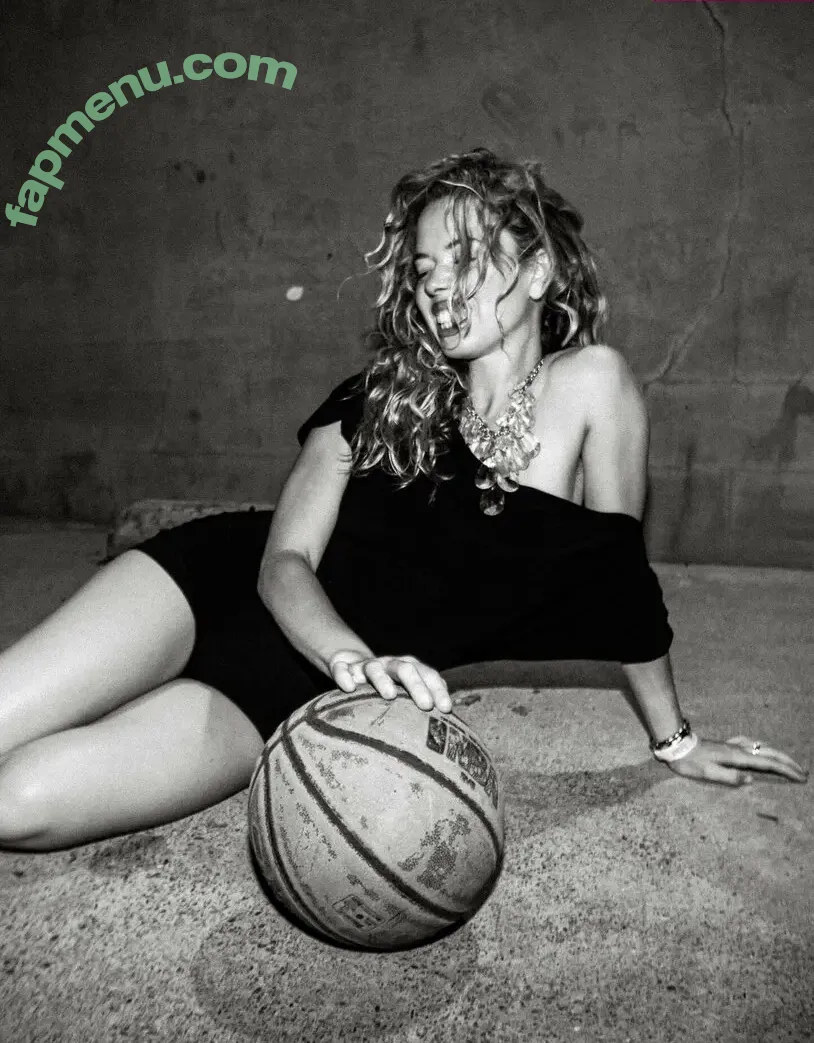 Nilufer Yanya nude photo #0046 (niluferyanyaaaaaa)