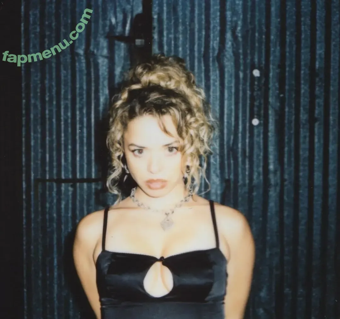 Nilufer Yanya nude photo #0051 (niluferyanyaaaaaa)